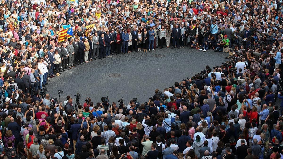 Concentración en plaza Sant Jaume para protestar ante las cargas policiales realizadas ayer para impedir el referéndum.