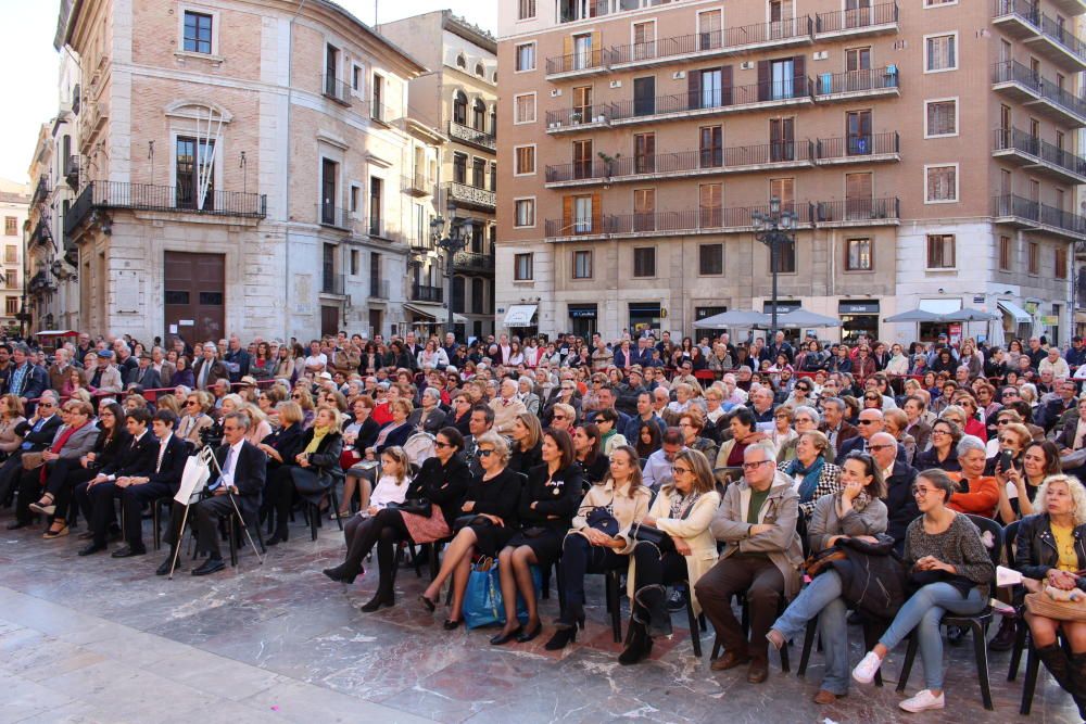 Llenazo en la Plaza de la Virgen para ver el "miracle" de la Pila Bautismal.