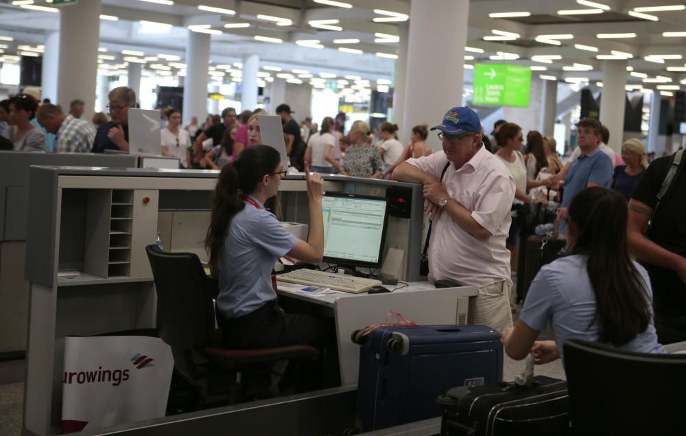 Protesta en el aeropuerto para denunciar "que el turismo mata a Mallorca"