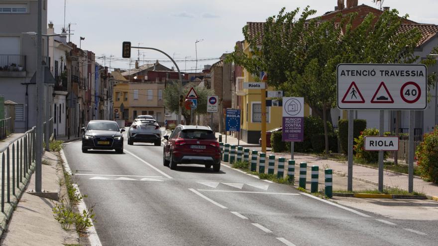 El vecindario se planta contra el tráfico y  el riesgo de la carretera que cruza Riola
