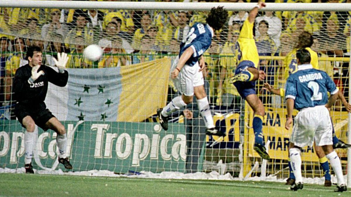 La acción del gol azul en la vuelta de la promoción del 98 en Las Palmas: César remata de cabeza antes de Gamboa, con el 2, marcase tras el rechace. | LNE