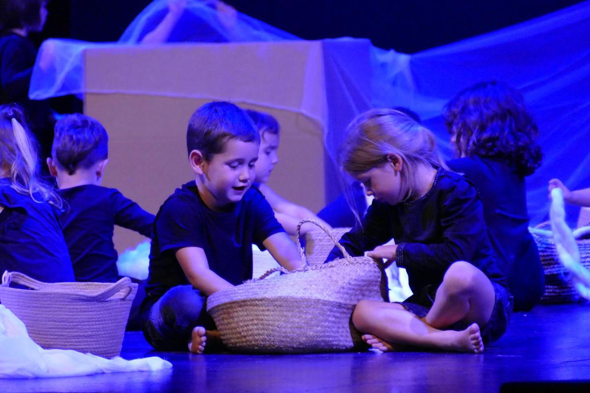 EN IMATGES | L'alumnat de la ZER Empordà presenta el seu projecte 'Origen. Un viatge a la pell de tot el que som’ al Teatre El Jardí