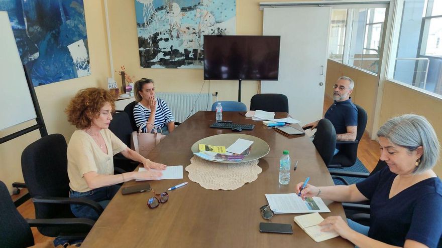Dolores Hermelo, Sagrario Martínez, Antón Iglesias y Victoria Portas, en la reunión de ayer. |  S.Á.