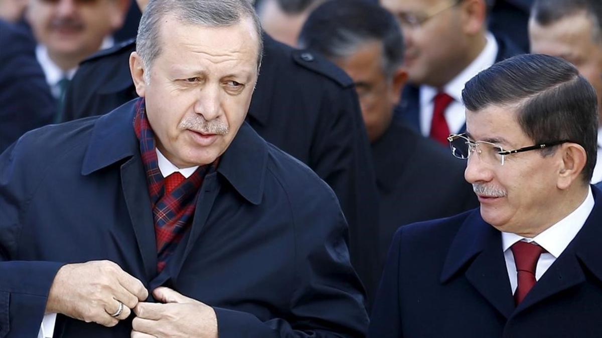 El presidente Erdogan (izquierda) junto al ya exprimer ministro Davutoglu el pasado mes de ocubre.