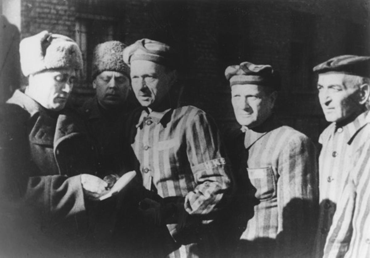 Prisioneros en Auschwitz hablan con soldados soviéticos.