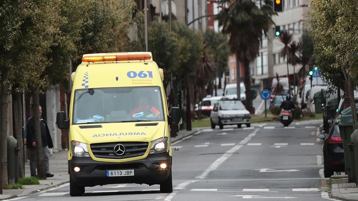 Una ambulancia en Vigo durante el estado de alarma. // R. Grobas