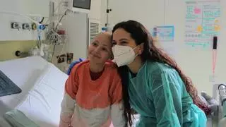 Rosalía visita por sorpresa a los niños con cáncer del Hospital Sant Joan de Déu