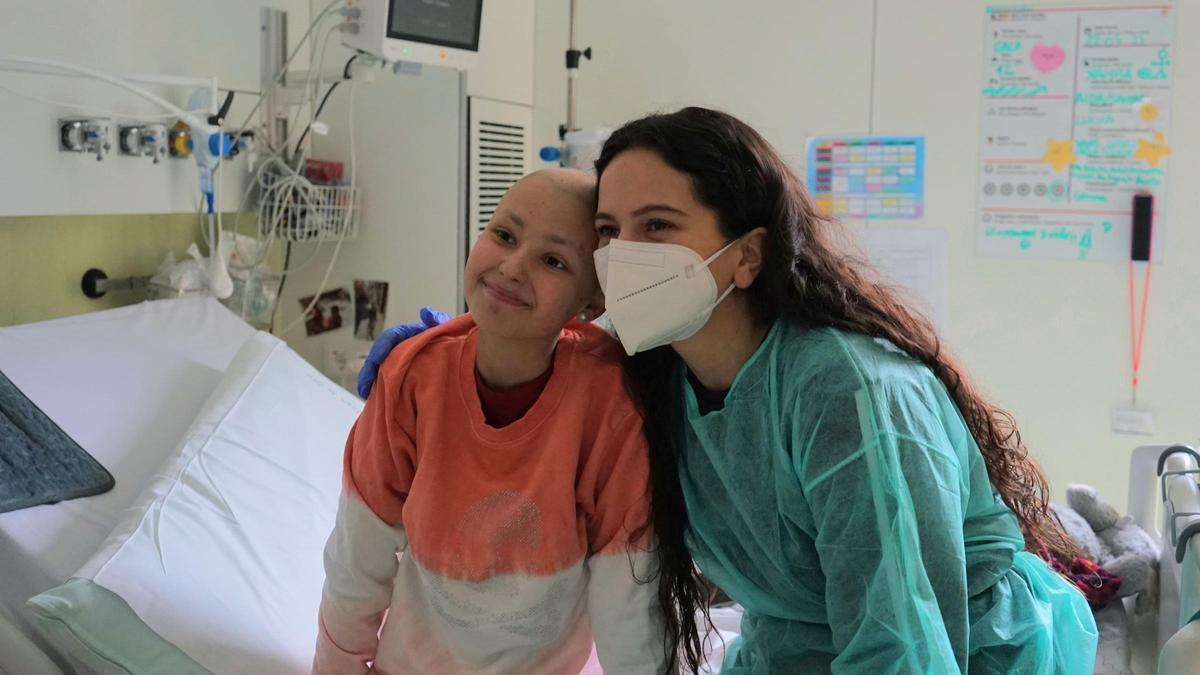 Rosalía, en la imagen con Gala, visita a los niños con cáncer del Hospital Sant Joan de Déu de Barcelona