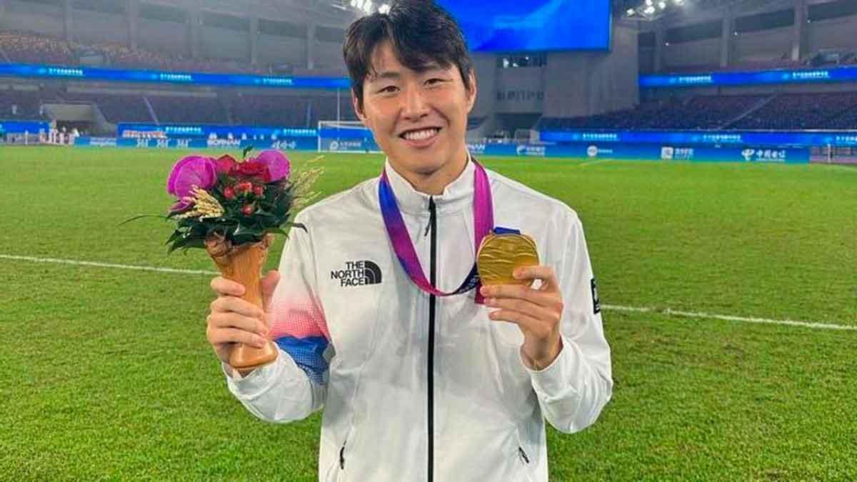 Kang in Lee posa con la medalla de oro de los Juegos de Asia 2023.