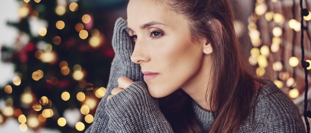 Mujer pensativa durante las fiestas de Navidad