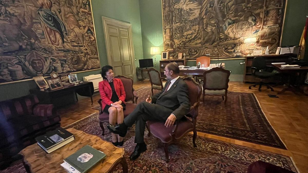El presidente de Aragón, Javier Lambán, se reúne con la embajadora de España ante la Santa Sede, Isabel Celaá.