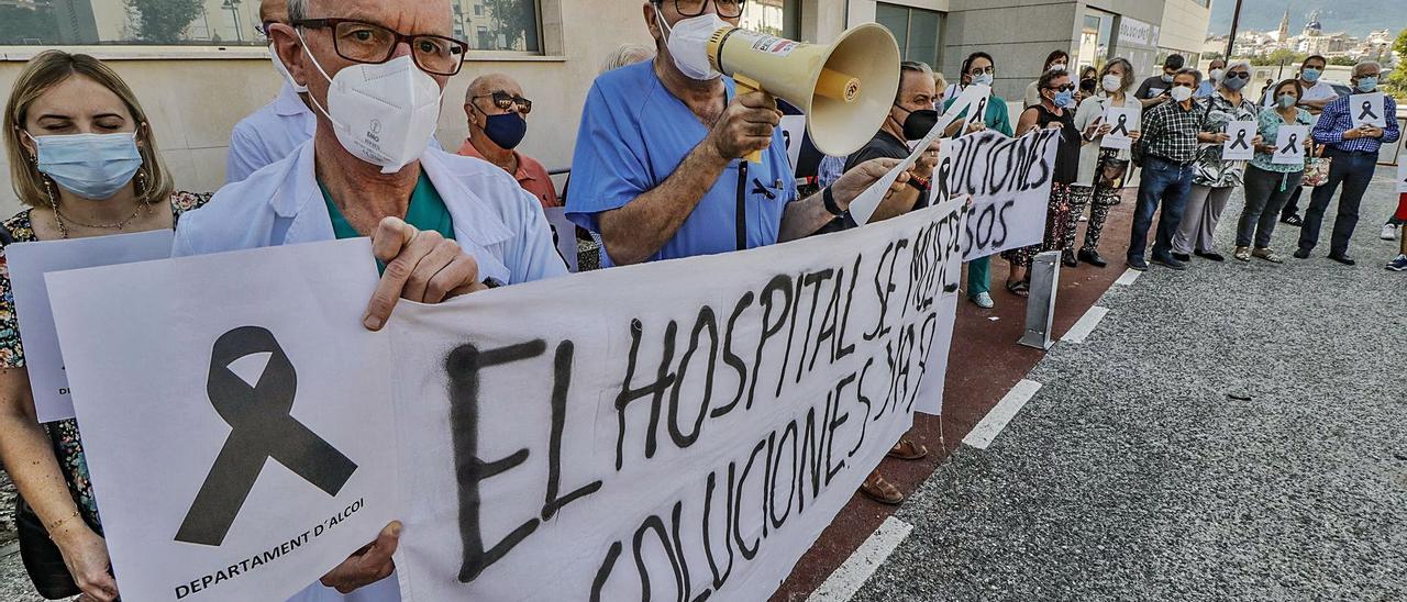 Protesta de sanitarios el pasado viernes y, abajo, usuarios entran al Hospital de Alcoy. | JUANI RUZ