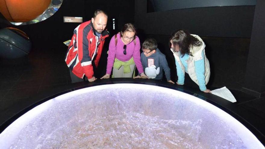 Visitantes en la Casa del Agua durante la pasada Semana Santa.