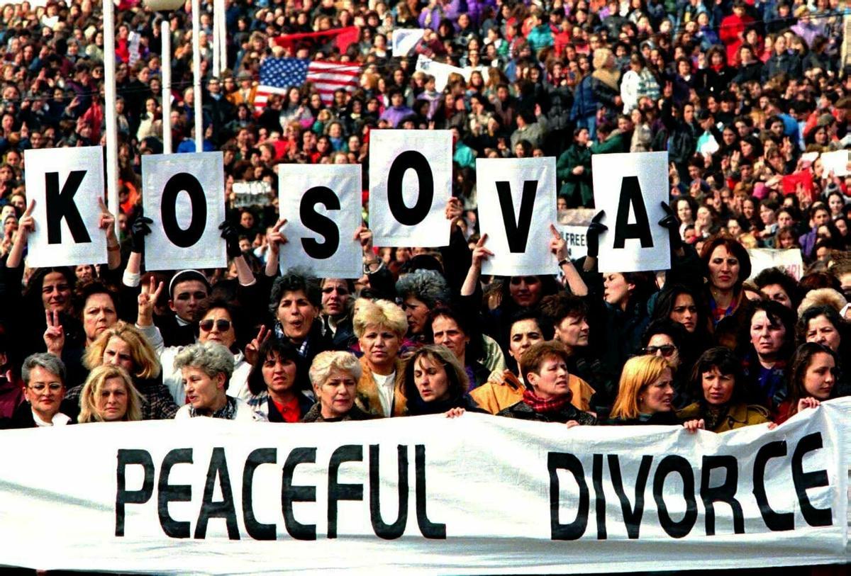 Manifestación en Pristina contra los abusos de la policia serbia en Kosovo.