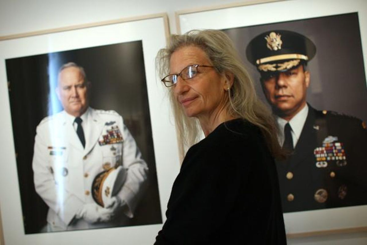 L’artista, davant d’un retrat del general Colin Powell.