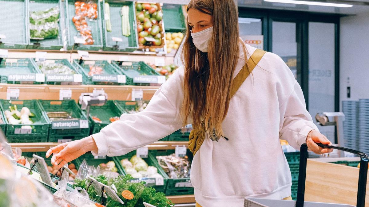 Existen dudas sobre el uso de la mascarilla en supermercados.