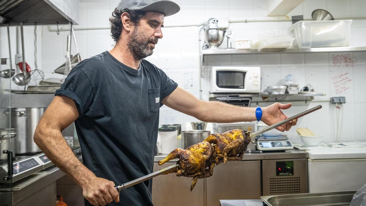 Marc Santamaria, con unos pollos a l'ast asados en La Seca.
