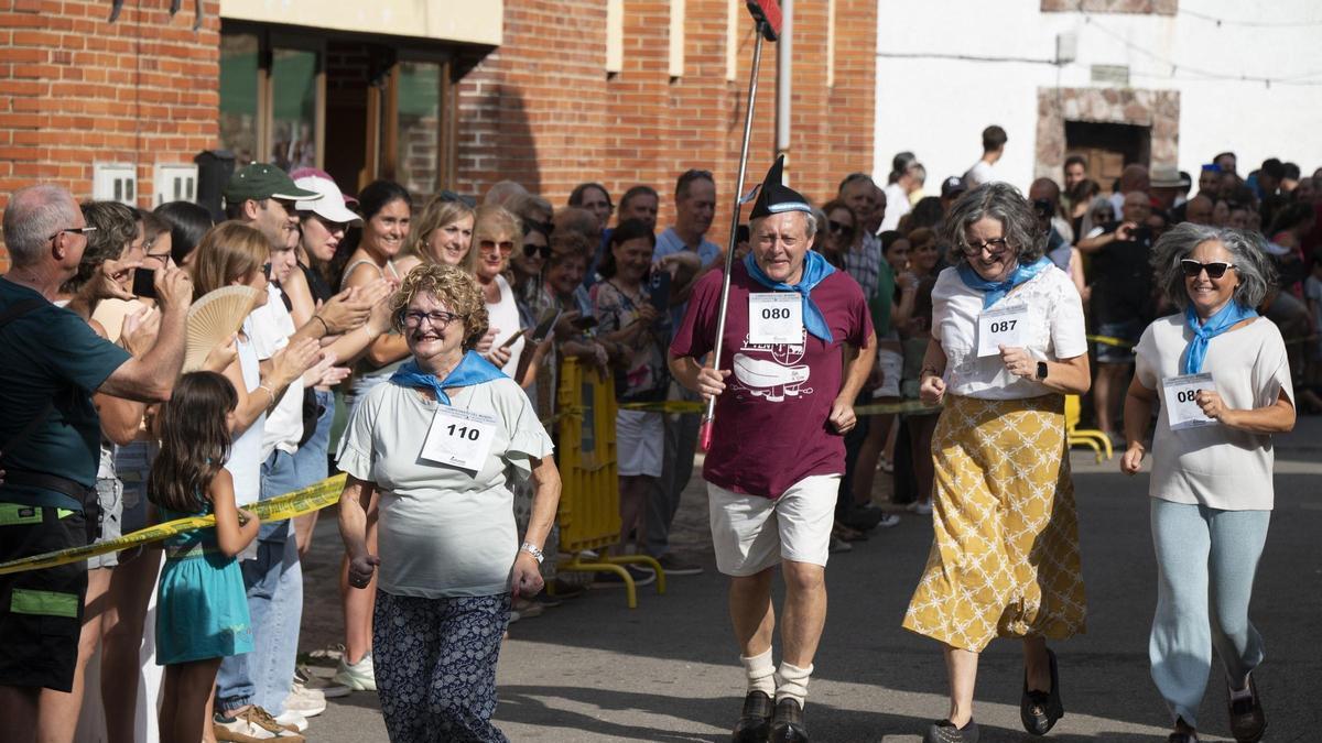 Eugenio García, en el centro, corriendo en madreñes en Bezanes, el pasado verano.