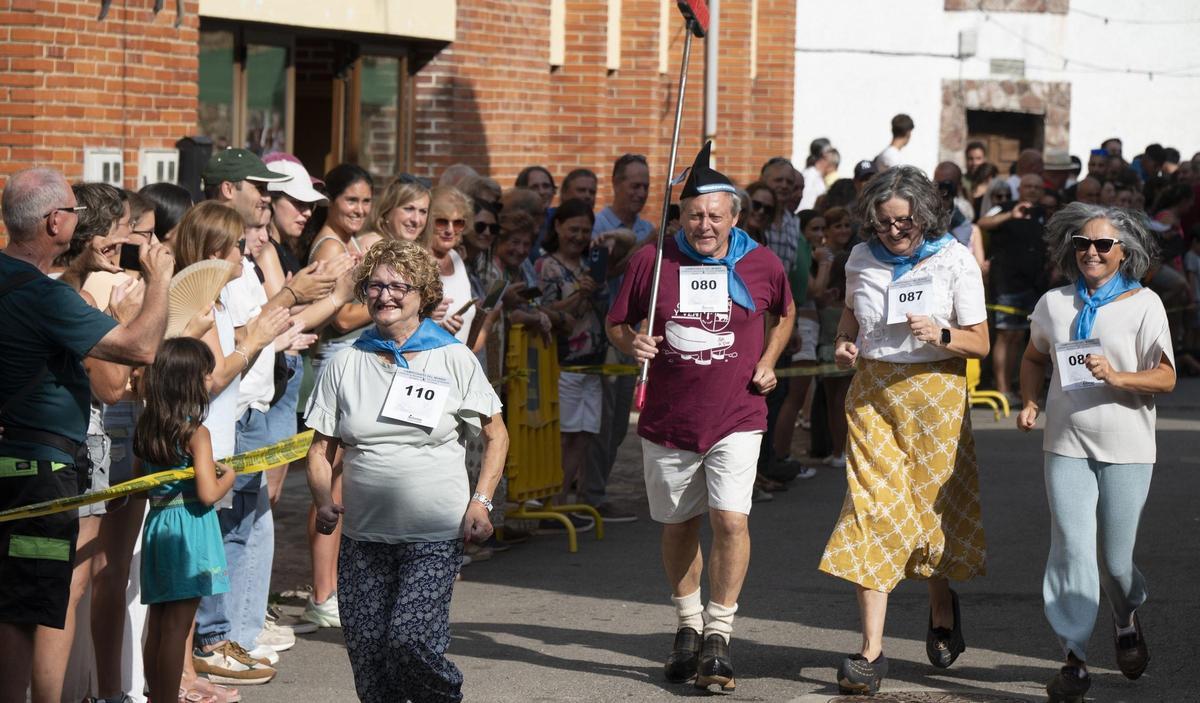 Eugenio García, en el centro, corriendo en madreñes en Bezanes, el pasado verano.