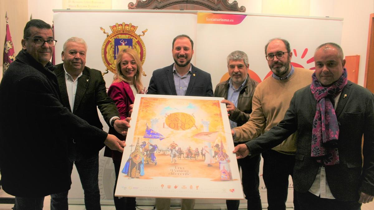 María Ángeles Mazuecos y Francisco Morales, centro, con los presidentes y representantes de las cofradías de Semana Santa con el cartel de este año.