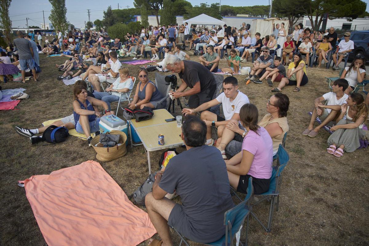 Moltes persones portaven taules i cadires de pícnic.