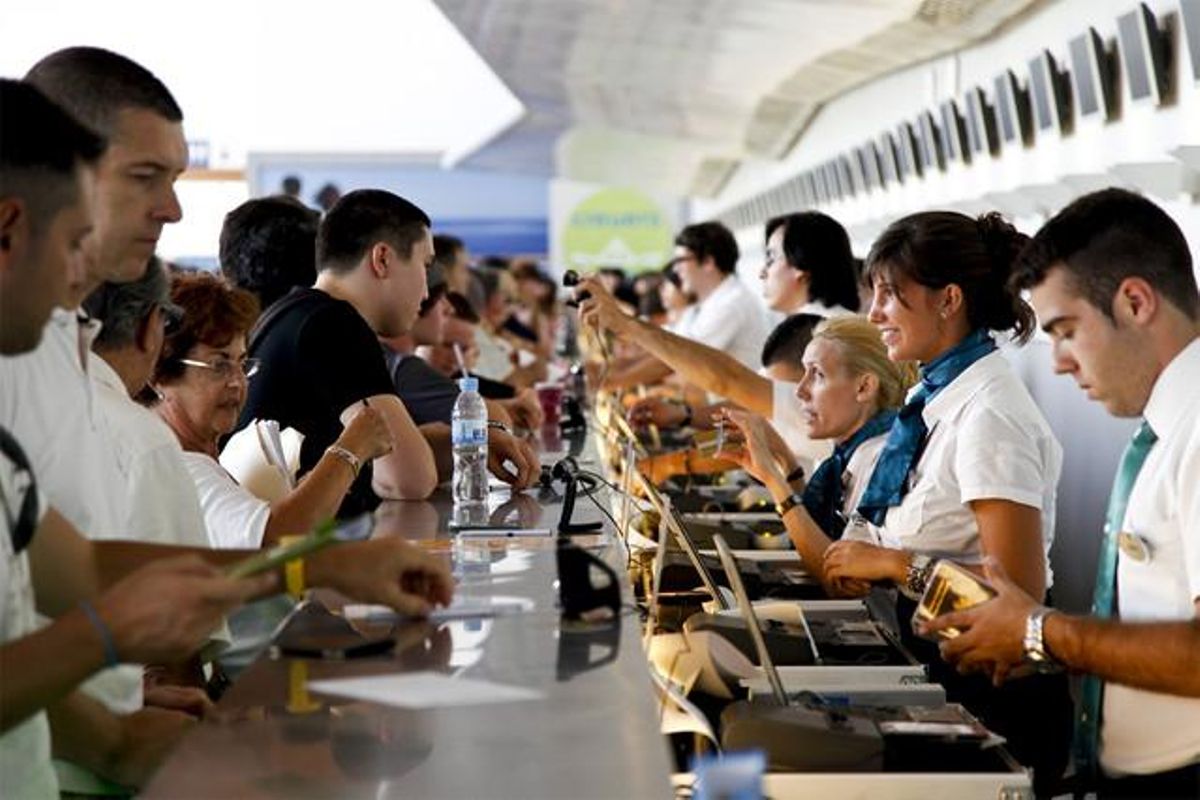 Macroembarcament de 4.700 passatgers a la terminal A del moll Adossat.