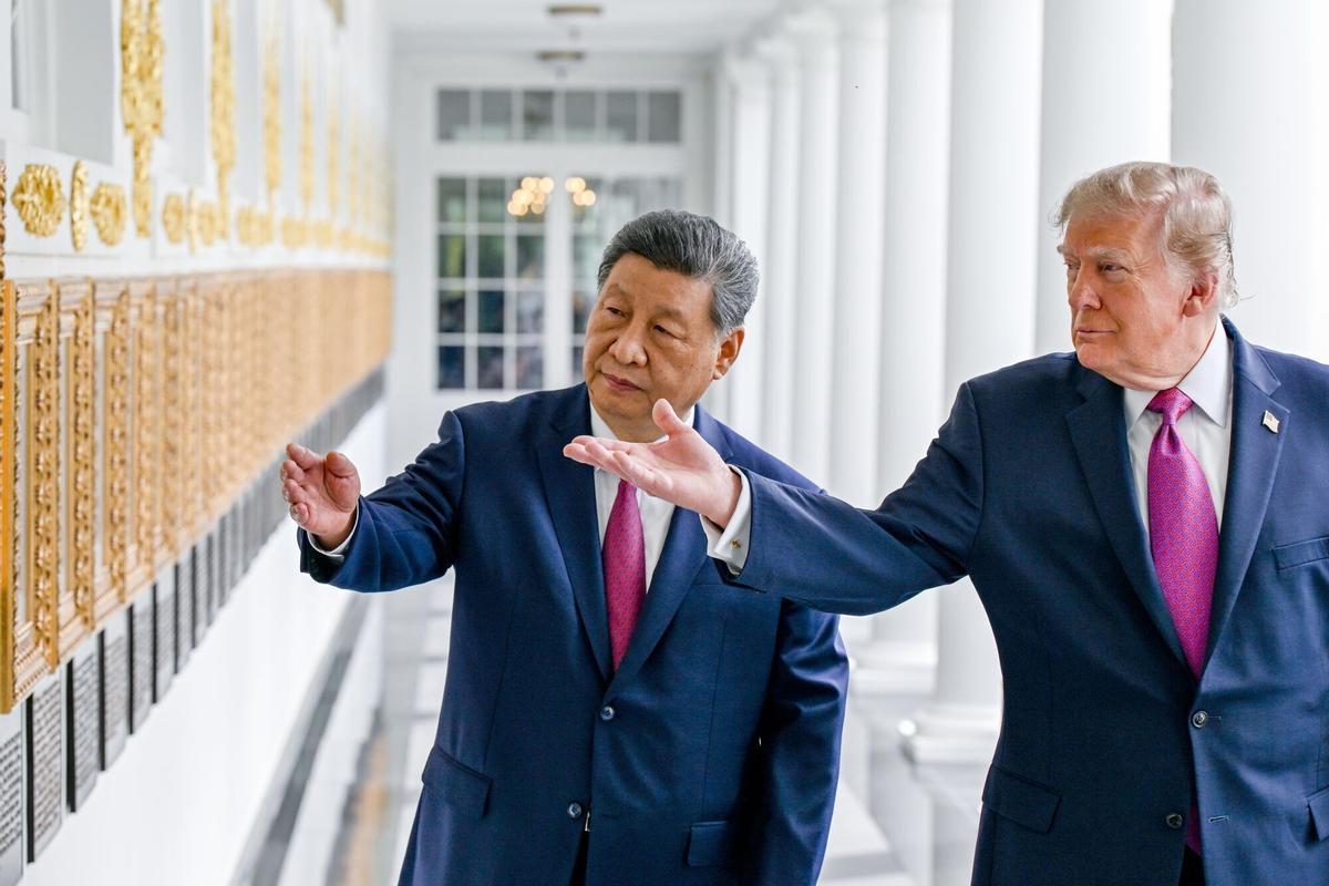 Washington (Estados Unidos), 24/09/2026.- Los presidentes de China, Xi Jinping, y de EEUU, Donald Trump, caminan junto al "Paseo de la Fama Presidencial" durante la visita de Estado de Xi a la Casa Blanca.