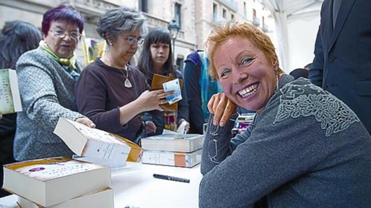 La escritora alemana Sarah Lark sonríe en su primer Sant Jordi.