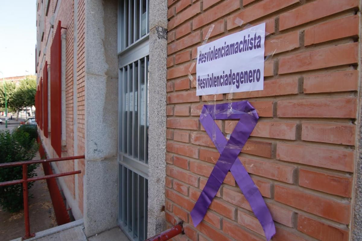 Llenan la ciudad de lazos morados contra la violencia machista