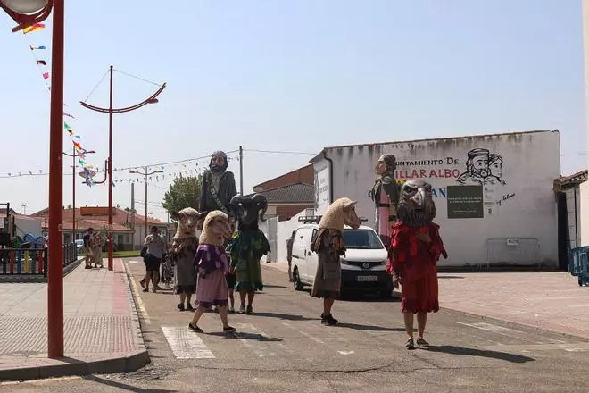 GALERÍA | Pasacalles de gigantes y cabezudos en Villaralbo