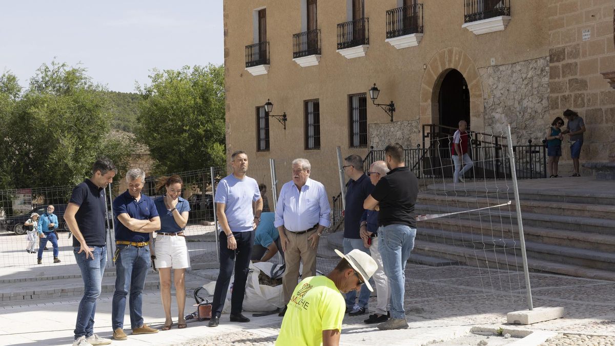 Visita a las obras de pavimentación de la explanada de la Basílica