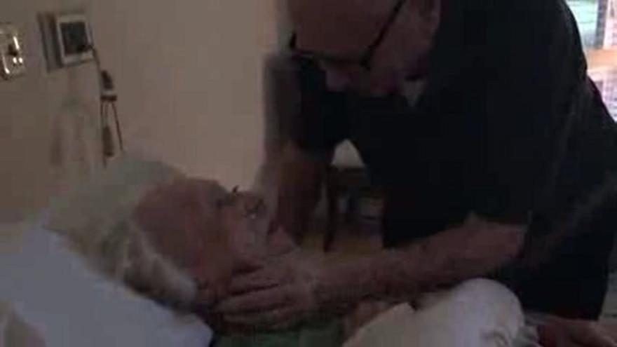 Howard, de 93 años, le canta a Laura, su esposa, en sus últimos días de vida, la misma serenata que ella le cantó cuando a él le enviaron a combatir a la Segunda Guerra Mundial