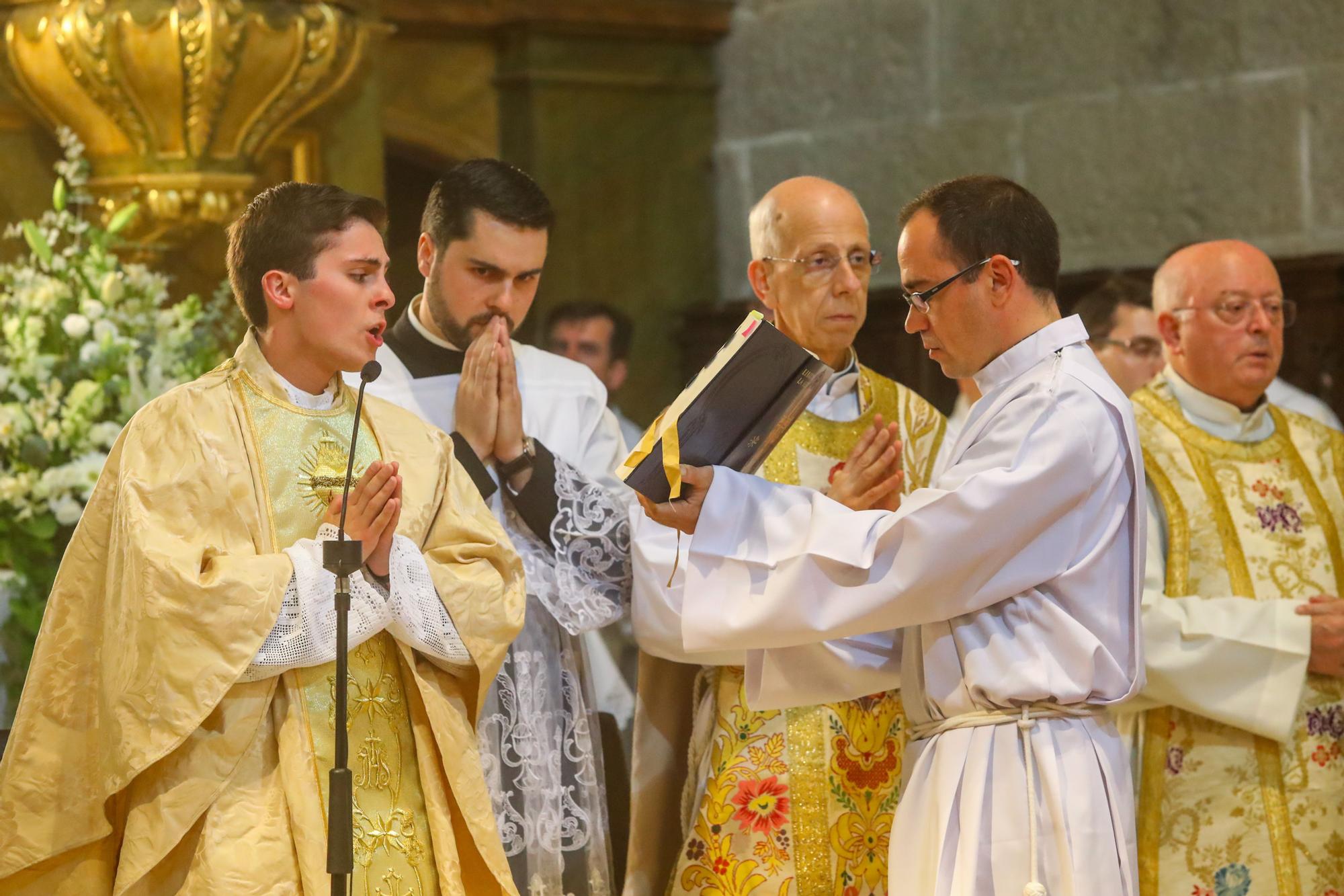 Oficia su primera misa con tan solo 24 años: así fue el multitudinario debut del sacerdote Ernesto Gómez Juanatey