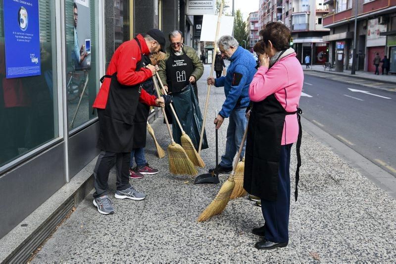 'Escobada' vecinal en Las Fuentes