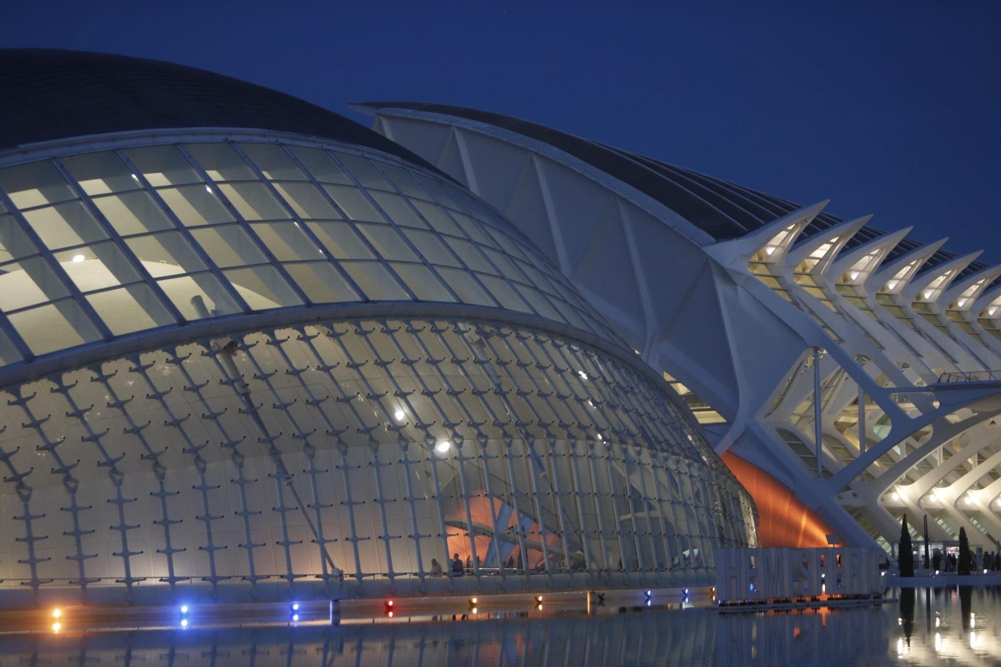 València se tiñe de azul y naranja contra el Cáncer