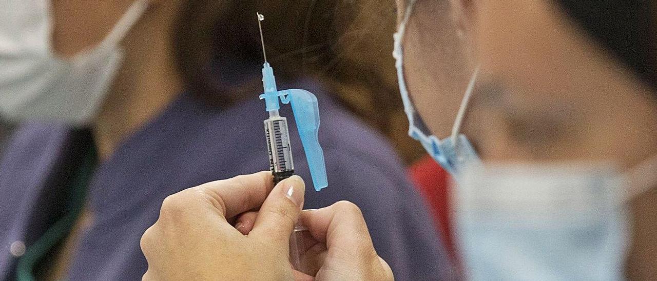 En sjuksköterska förbereder ett vaccin mot coronaviruset. | ÁLEX DOMÍNGUEZ