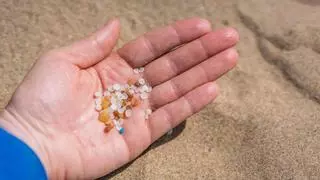 Una playa puede parecer completamente limpia y estar llena de microplásticos: una experta explica por qué