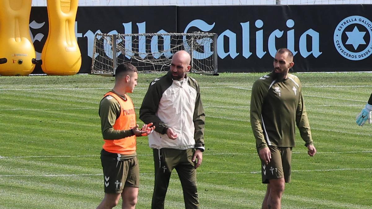 Giráldez conversa con Jutglà y Borja Iglesias durante el entrenamiento de ayer en Afouteza.