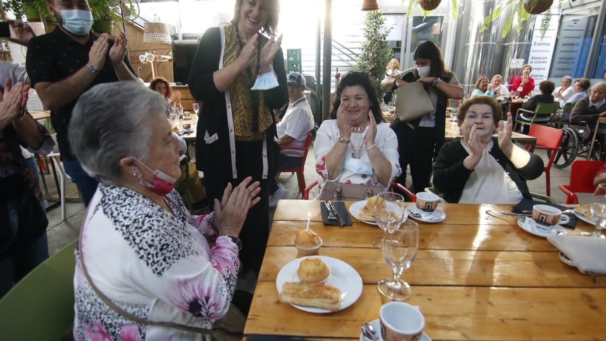Asistentes cantan el &#039;cumpleaños feliz&#039; a Rafaela durante el desayuno ofrecido por Mercado Victoria a los mayores