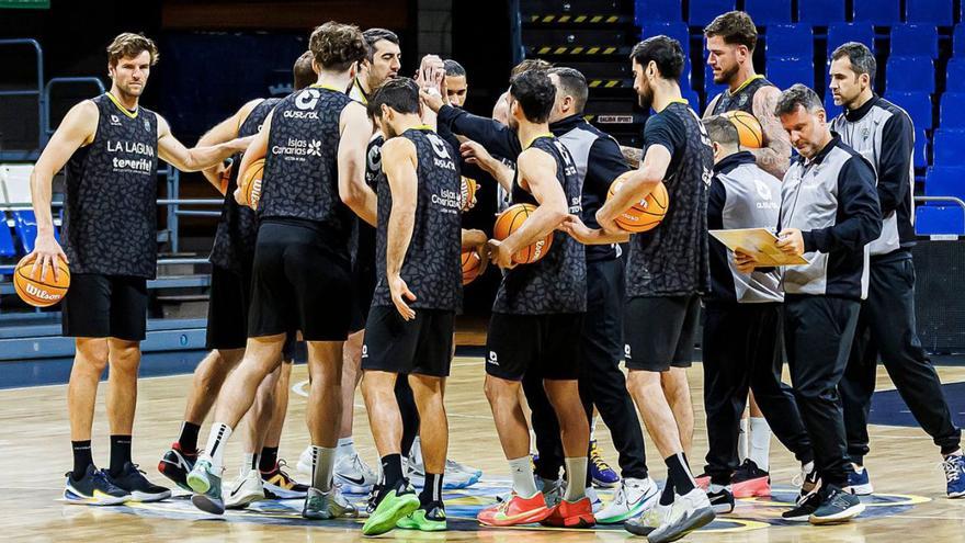 Un entrenamiento de La Laguna Tenerife en el pabellón Santiago Martín.