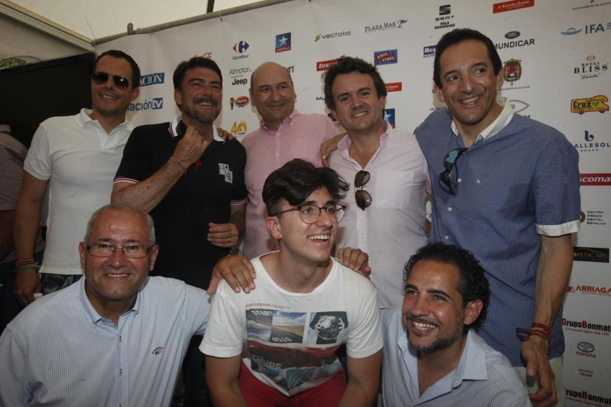 Antes de poner el cierre al racó de INFORMACIÓNTV se produjeron imágenes como ésta, con el alcalde de Alicante, Luis Barcala, y los ediles de Fiestas, José Ramón González, y de Infraestructuras, Israel Cortés, junto con unos amigos.
