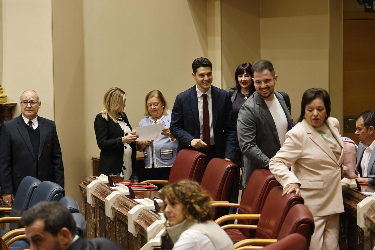 El Grupo Parlamentario Socialista ocupa sus asientos.