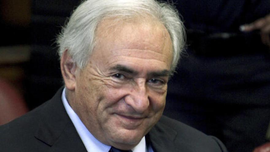 Strauss-Kahn riu abans de l&#039;inici de la breu vista d&#039;ahir.