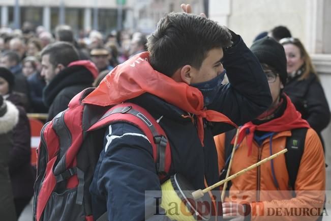 Los romeros acompañan a la Santa pese al frío.