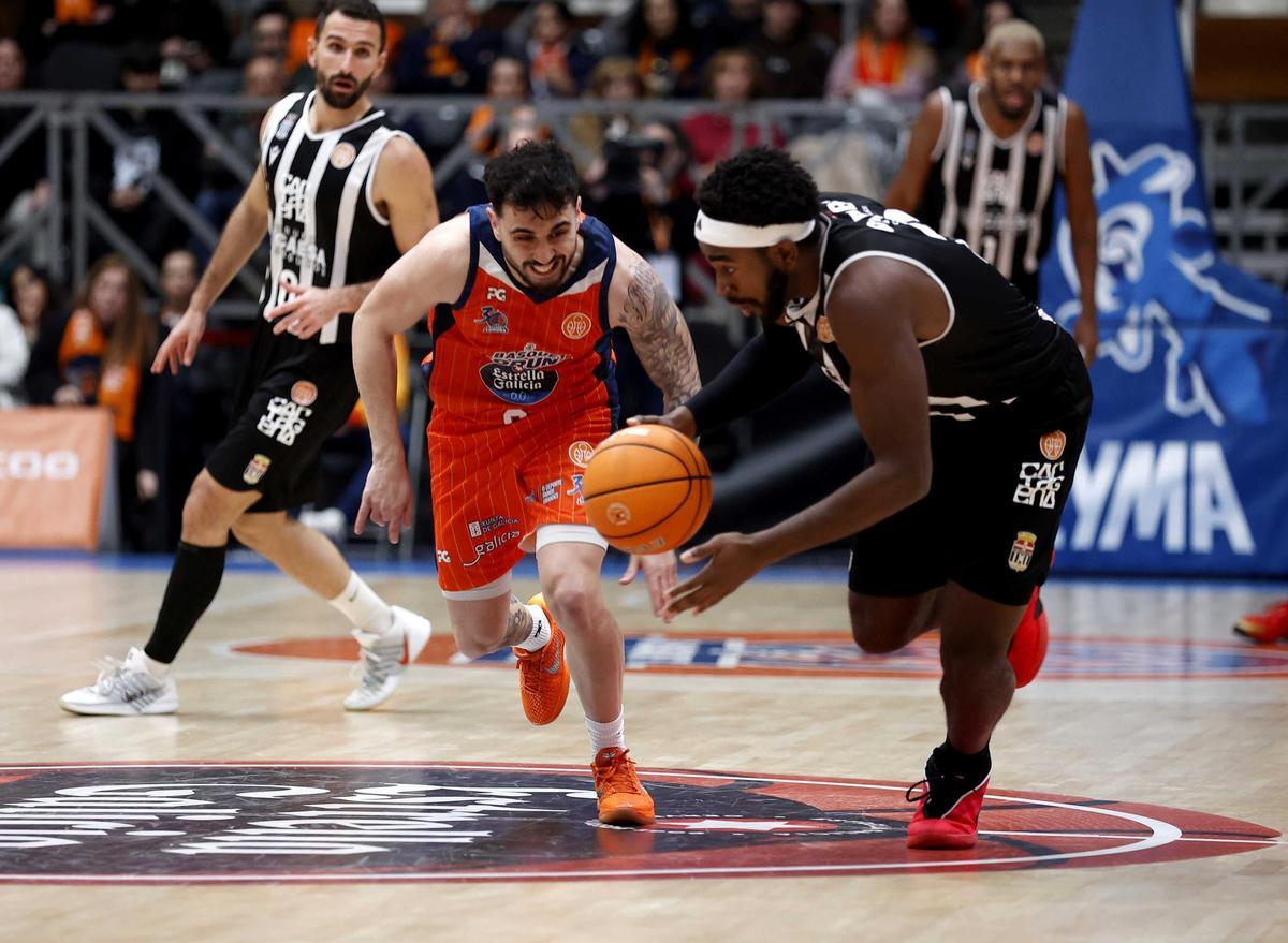 Sediq Garuba, en una jugada del partido Leyma Coruña-Caesa Cartagena