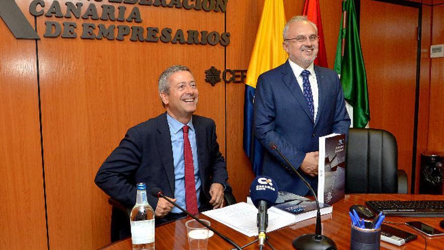 Agustín Manrique de Lara, sentado, y José Cristóbal García, ayer al inicio de la presentación del informe.