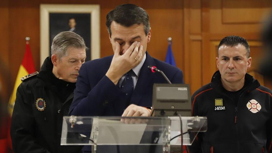 El alcalde de Córdoba José María Bellido comparece, emocionado, este viernes, en el Pleno del Ayuntamiento de Córdoba.