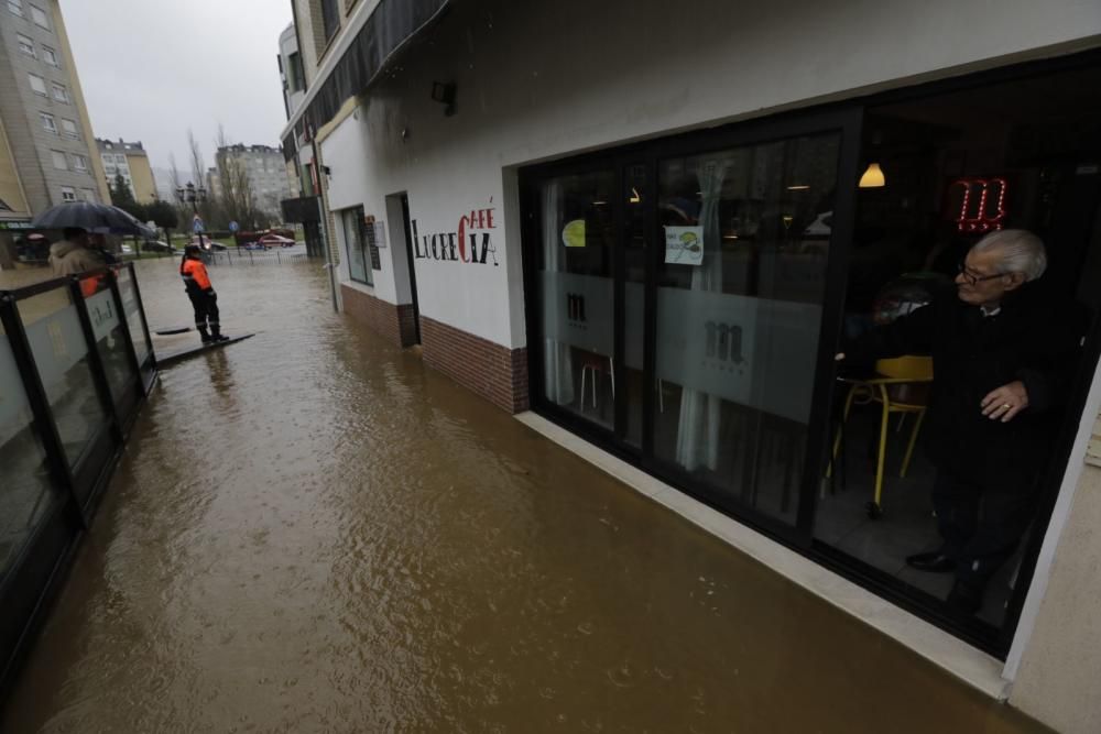 El agua anega en Oviedo la glorieta de Cerdeño