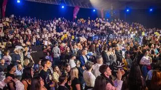 Diez comparsas marcan el ritmo en el concurso sobre el escenario del Carnaval de Santa Cruz de Tenerife 2026