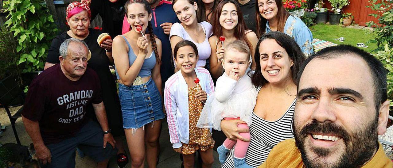 César Gómez (en primer plano con barba) junto a la familia de su pareja que le acogió en el Reino Unido.